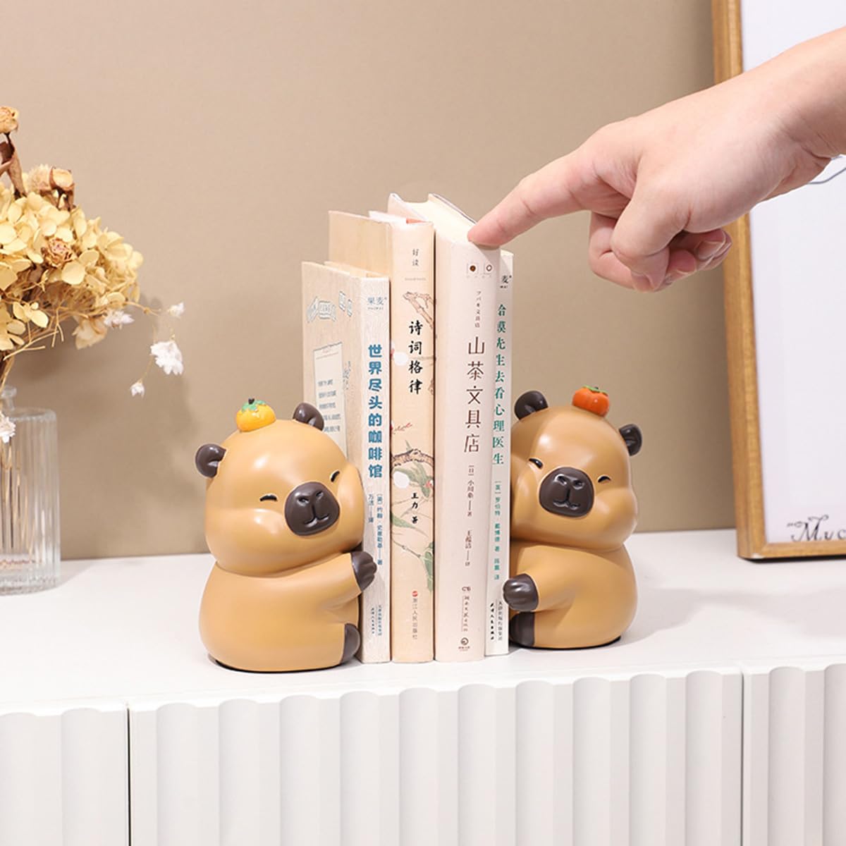 Cute Hug Ducks Decorative Bookends, Unique Book Ends to Hold Books Creative Resin Book Holder Stopper for Home Office Desk Bookshelf Decoration